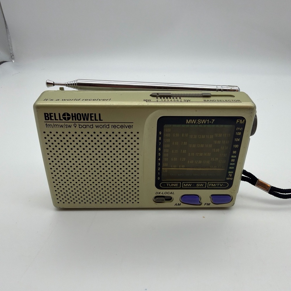 Vintage Bell Howell AM/FM/MW SW 9 Band World Receiver Portable Handheld Radio